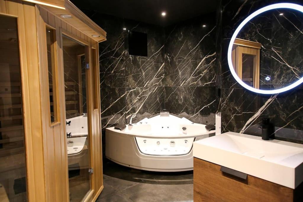 Apartment Loveroom, Luxe & Plaisir Villeurbanne